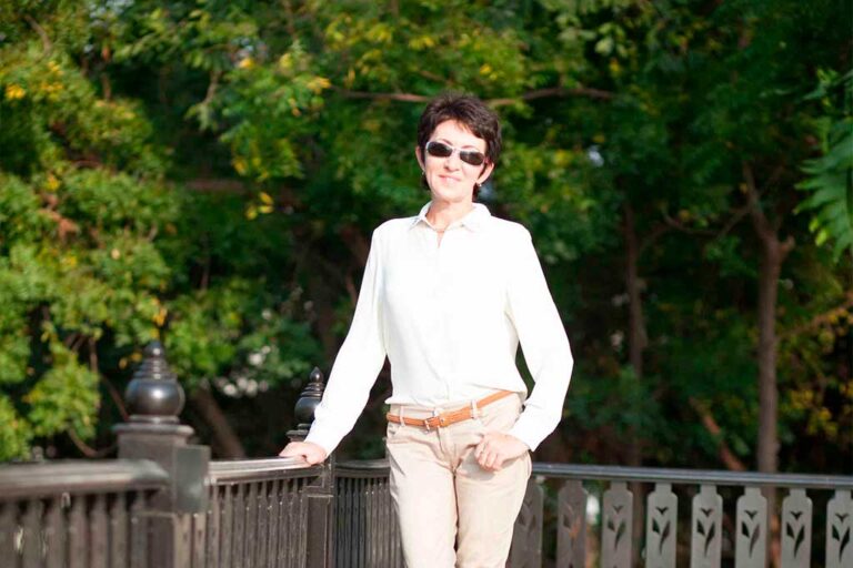 Женщина с расправленными плечами и уверенной осанкой